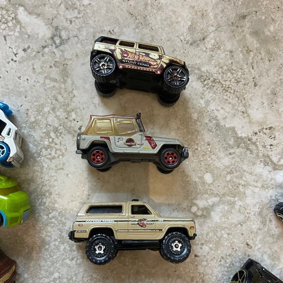 Matchbox & Hot Wheels Diecast Trucks Kombi Hummer Lot of 18 Vehicles - Picture 5 of 6